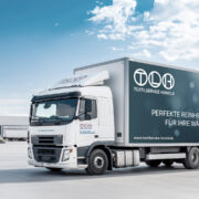 weißer LKW mit Wäscherei-Honold-Beschriftung auf dem Weg zu den Kunden
