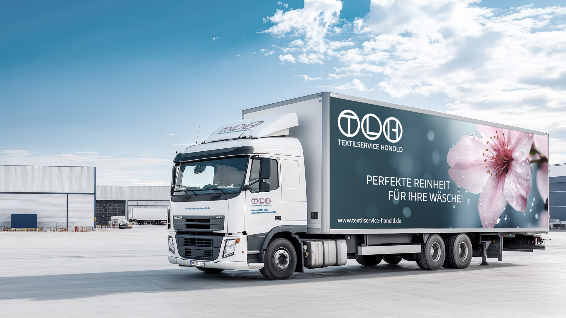 weißer LKW mit Wäscherei-Honold-Beschriftung auf dem Weg zu den Kunden